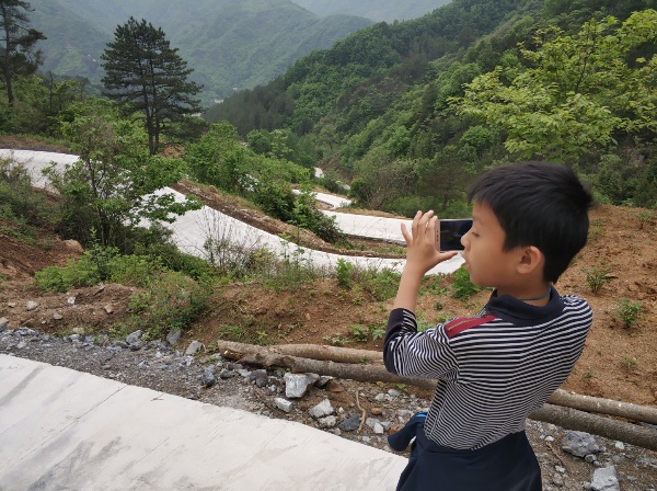 去佛光寺
去佛光寺的公路修好了，有些路段很险要。
