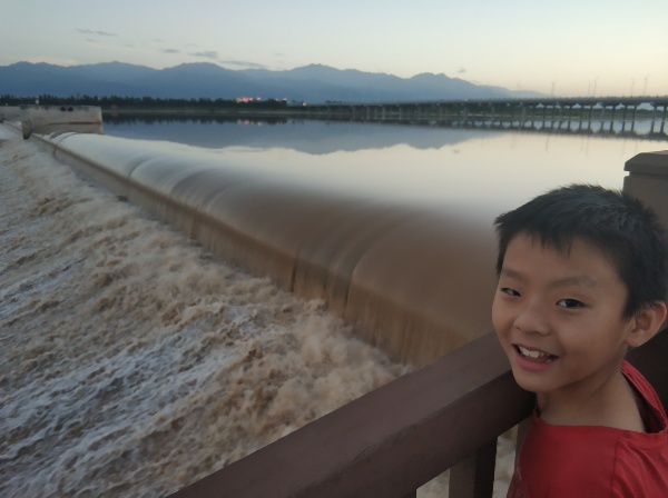 渭河涨水
连着下了几天的雨，渭河的水比以前大多了。雨后的空气很通透，秦岭的主峰太白山清晰可见。
