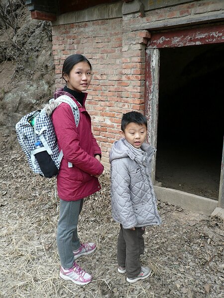 小庙
从安乐宫后面往沟底走，中间有个小山洞，修了个门脸，里面供了个神位。
