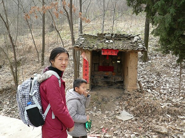 土地庙
离开张龙水库，沿左侧的路一直走过来，在一个小村子里看见一只活灵活现的松鼠，离开村子后就是这个微型土地庙，里面供奉着土地、龙王、药王、牛王和马王。
