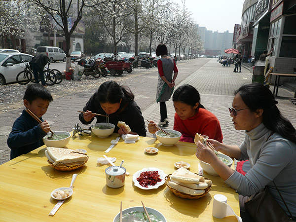 街边的午餐
中午吃水盆羊肉。春光明媚，直接就在外面吃了。街边的绿化树是玉兰，现在正在开放中。
