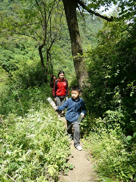 王婆寺
顺着河谷一直走就是翠峰山，路边石头上有个路标指向左边的小路，说是“王婆寺”，我们以为不远，就拐了进来。
