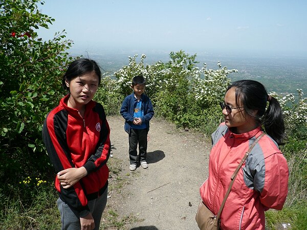 山顶
王婆寺西边是这座山的顶峰，爬上来的路是山脊，到了这里是个很小的平台，平台的三面都是很陡的悬崖。从这里往北看就是关中平原，直线距离24公里的杨凌清晰可见。回来之后查的数据，这里海拔1200米，山脚的海拔是800米，所以今天爬了400米。
