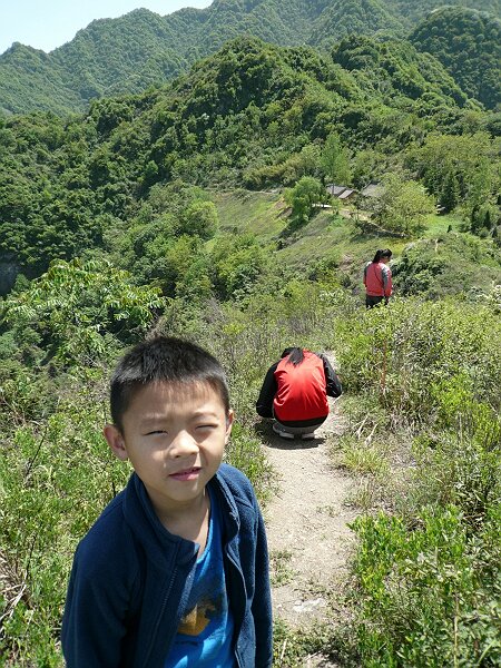 下山了
这就是通往山顶的路，远处是王婆寺。
