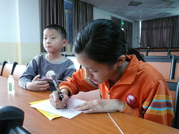 中学报名
今天去高新中学报名，语馨自己填报名表。
