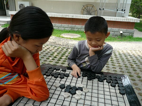 五子棋
高新中学教学楼边上有个象棋园，除了象棋还有五子棋，映辰即兴下了两盘。
