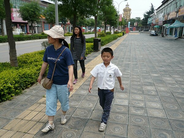 去法门寺的路上
背景的那个地方也打了法门寺的招牌，不知道是什么来路。
