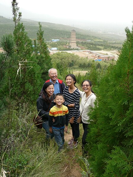 仙游寺
下山的时候和仙游寺合影，砖塔下面是重建仙游寺的工地。这次才知道白居易就是在这里写的长恨歌。
