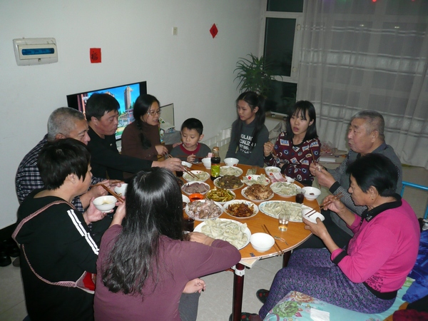 年夜饭
下午吃的团圆饭还没消化完，又要吃年夜饭了。
