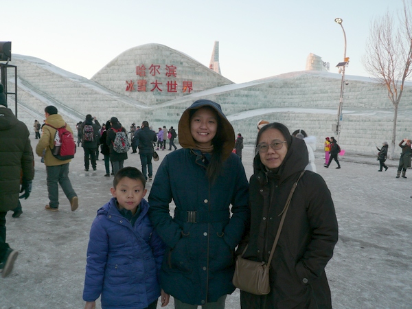 冰雪大世界
在旅馆稍事休息后，赶在太阳落山前来到冰雪大世界。
