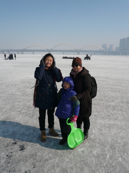 冰冻的松花江
离开人群，江面还是很空旷的，远处是新建好的松花江铁路桥，老的滨洲铁路桥已经废弃，现在可供步行游览。
