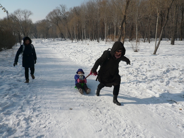 小漂移
沿着太阳岛上的小路准备去滨洲铁路桥。路上的雪很好，可以用小滑板玩漂移。
