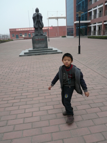 高新初级中学
城西中学改了这么个名字，也不怕和高新中学弄混了。参观完流动科技馆，在学校的院子里转了转。
