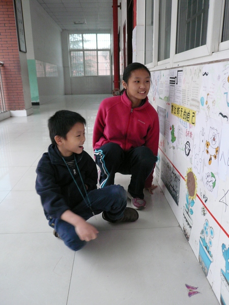 墙报
看完展览，出来在校园里逛了一圈，看高新初级中学学生做的墙报，挺有意思的。
