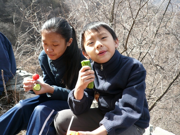 中途休息
在车峪顺着山沟往里走，过了索娘娘庙，走左侧的路，向王婆寺进发。小路一直向上，走累了，中间休息。
