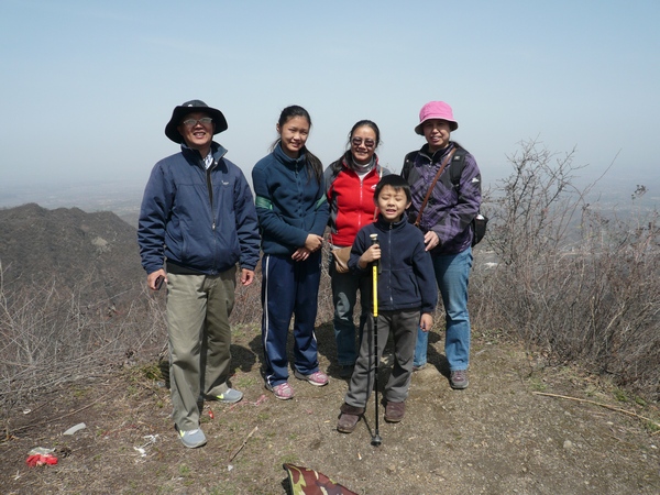 登顶
离开王婆寺，走了最后几百米，登上了山顶。今天空气通透性不好，远处的杨凌只是隐约可见。[URL=http://yuxin.daoqi.club/displayimage.php?album=34&pid=2946]（去年来的时候边上长满了植物）[/URL]
