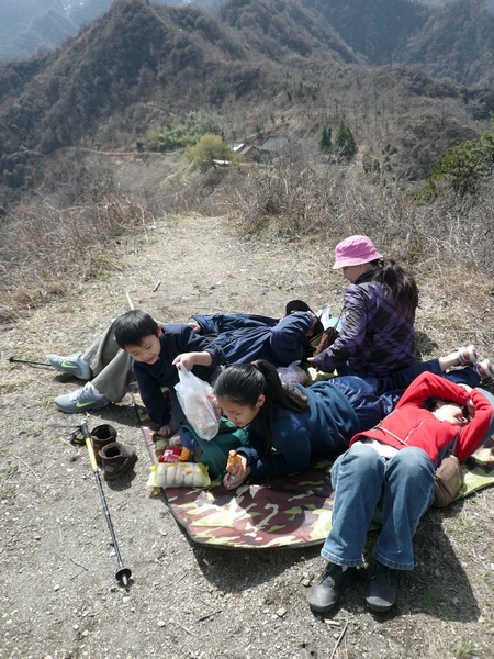 山顶休息
在山顶铺上垫子，大家休息吃午饭。远处的房子就是王婆寺。
