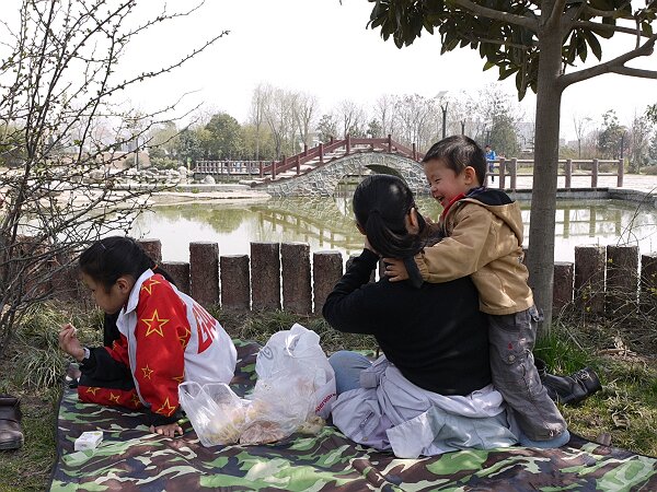 野餐
周日的天气依旧晴好，中午在教稼园野餐。
