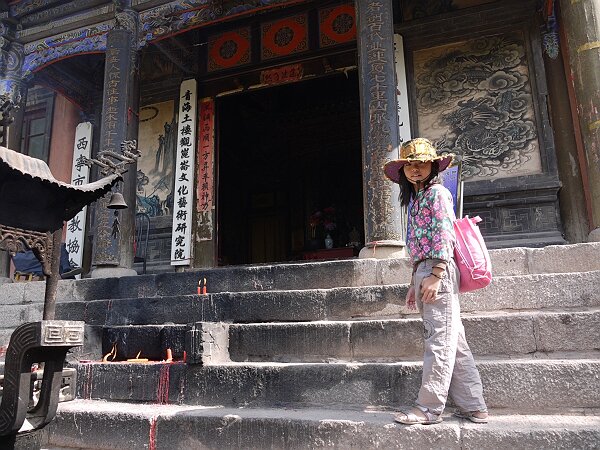 北禅寺
在西宁还有一整天的时间，在地图上随便找个地方――北禅寺。这是个活着的道观，没门票，香客很多。
