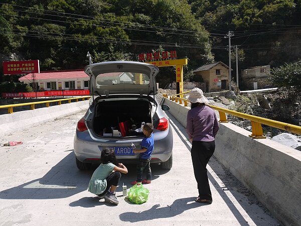 秦岭中的午饭
走到了去年去安家岐的路口，停车吃饭。
