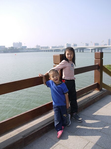 回望天汉大桥
天气很好，风和日丽。
