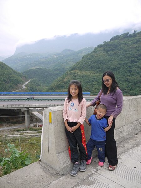 黄坝驿
离开汉中后上高速直奔四川，为了更好地看风景，在黄坝驿又下到了108国道上。照片的背景就是G5京昆高速。
