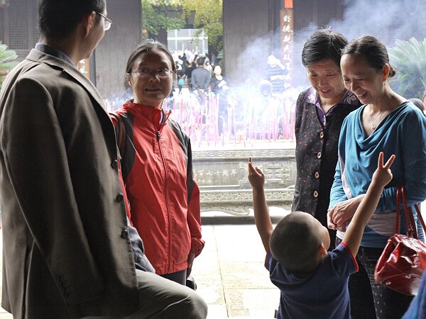 跑来跑去
一些人听导游讲解，一些人聊天，映辰在人群空隙里玩，不知道在和舅妈说些什么。
