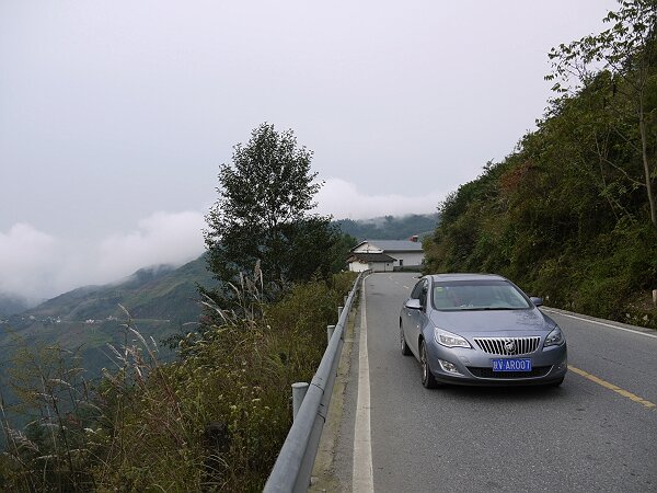 盘山道
早晨继续赶路，由于赶夜路的大货车歇了旅游的小车还没上来，路上十分清静，车走在云彩的下面，又爬到云层的上面，心旷神怡。
