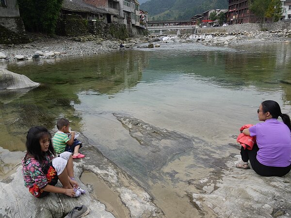 悠闲的时光 
河的右岸是山，左岸是民居的后身，河水悄无声息地流着。坐在石头上洗洗脚，晒晒袜子，惬意无比。
