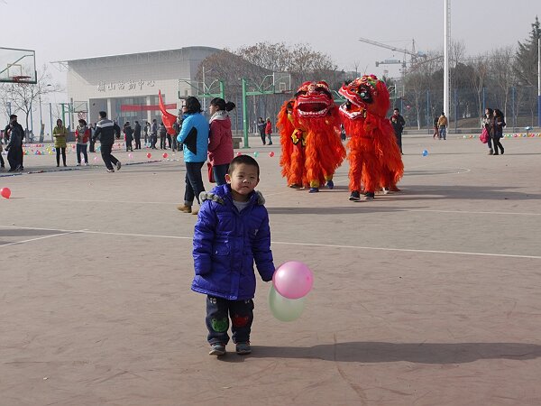 还有狮子
躲过龙后，映辰傻乎乎地看着远去的龙，没注意到后面的两只狮子。
