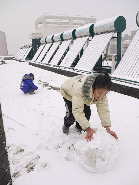 玩雪
昨天晚上下雪了，早晨的时候楼下水泥地面上的雪都化了，我们来到楼顶玩雪。楼顶的雪很黏，非常轻松就可以滚成雪球。
