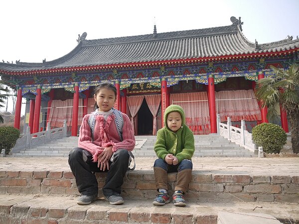 镜照寺
没有详细的地图，沿着大路走过来，远远看见寺庙的屋顶。这是一个尼姑庵，没看见香客，也不懂里面的规矩，稍微转了一下就出来了。
