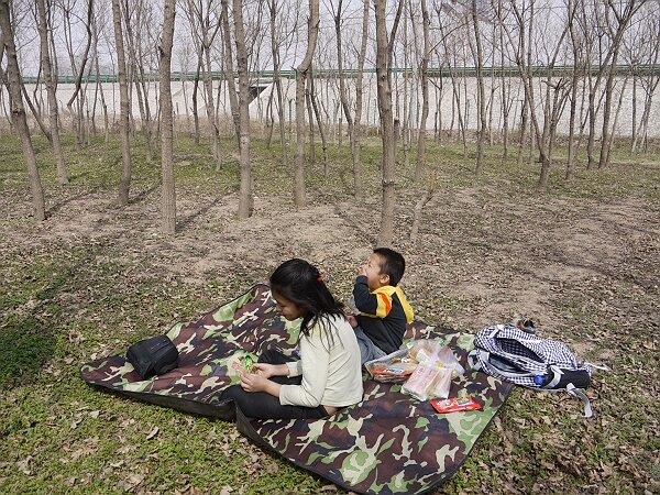 野餐
杨凌东部一马平川，人口密集，垃圾众多，离开胡家底、穿过高速公路才找到一块干净的地方野餐。
