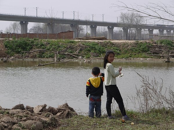 漆水河
吃完野餐后，向南走就是漆水河，两侧河岸都是居民的生活垃圾，远处是西宝高铁。
