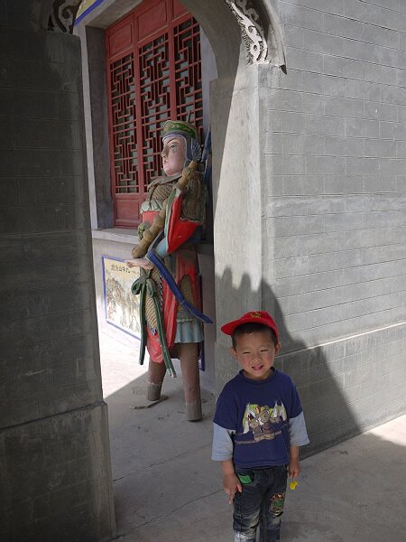 塑像
在庙的各个房子中间跑来跑去，突然一个塑像出现在映辰眼前，吓了一大跳，看清是个慈眉善目的天神，映辰和他合了个影。
