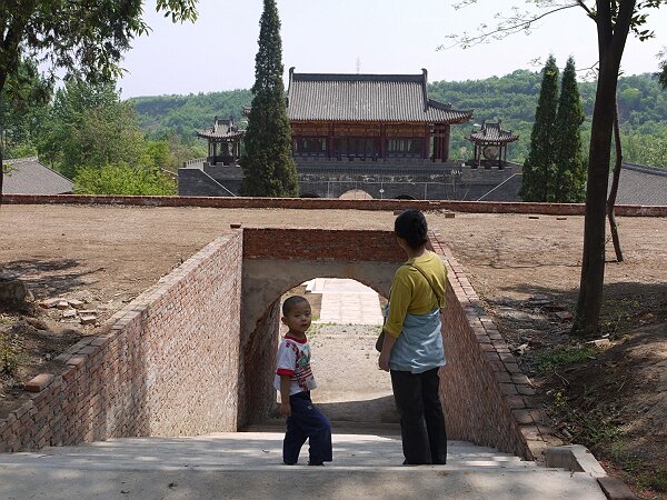 丹阳观
上次去车峪因为封山没进去，五一的假期想再去一次。由于翠峰乡的路封了，索性进竹峪看看。走在路上的时候看见路边一个精致的道观，是重建的丹阳观，观里有元代和清代重建时的石碑，除了山门之外，只有一座三清殿。
