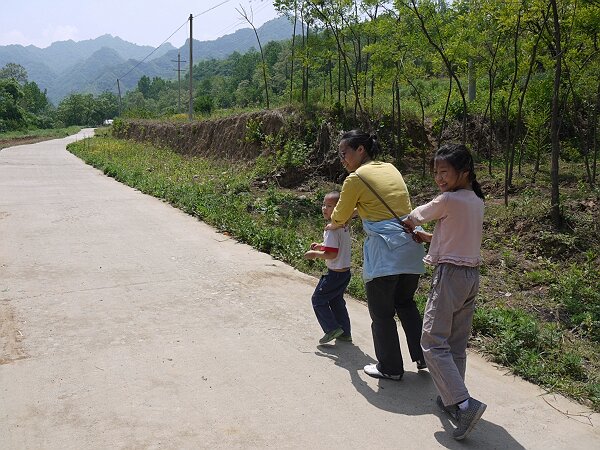 开火车
今天走的路大部分都这样，阳光直直地照下来，好在气温不高。
