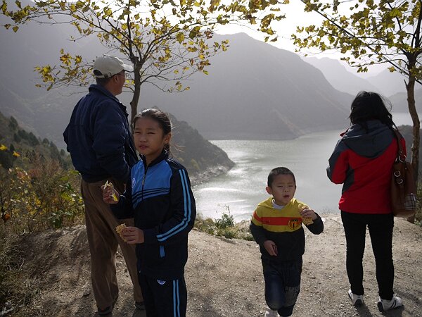 黑河水库
离开仙游寺往前走了一段路，有个观景台可以看黑河水库，由于今年雨水少，水库里的水很少了。
