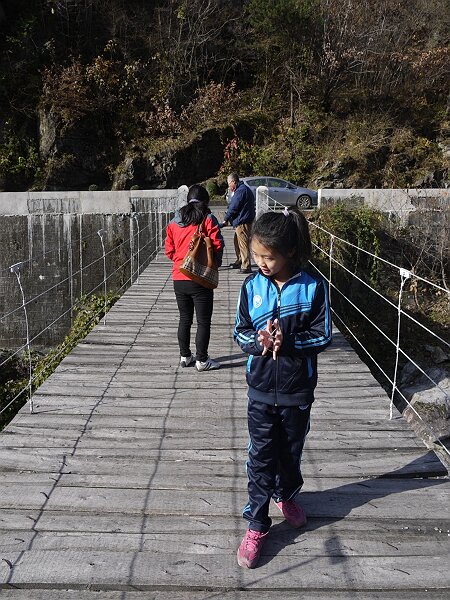 吊桥
108国道沿线有很多这种吊桥，联系着国道和山里的居民。这座吊桥的对面是一个小水电站，我们走到一半，映辰就退却了。
