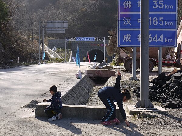 秦岭隧道
穿过秦岭隧道，回到了中国北方。这里有个服务区，大家休息了一会儿。
