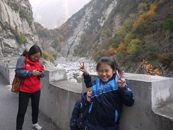 沿途风景
108国道沿途风景如画，由于京昆高速通车，昔日的交通要道现在已经变成了一条旅游公路，过往的车辆很少，看到风景好的地方就下车看看。
