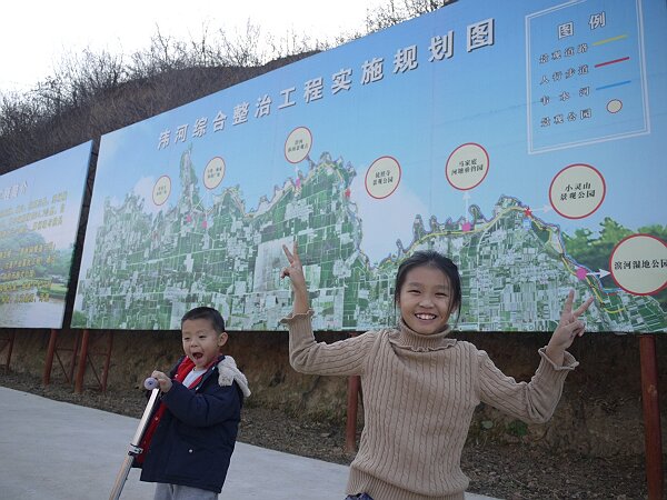 原来是个休闲公园
路边有个停车场，宣传牌上写的是湋河综合治理规划，刚才走的路都是新修的景观公路，与景观公路伴行的还有人行步道。
