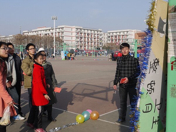 元旦游园会
每年元旦大学都会举办元旦游园会。今天天气很好，第一个节目是飞镖，语馨的准头不行。
