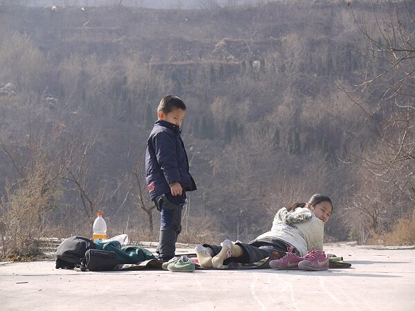 画画
河边有一块平地，似乎要修成墓地。吃完午餐后语馨和映辰开始画画。
