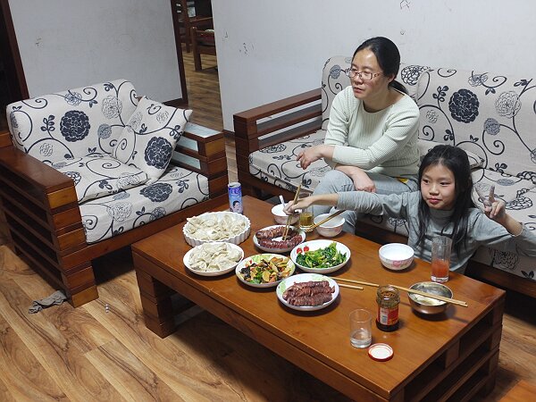 算是年夜饭吧
吃饭的时候春晚开播了，吃饭改在了茶几上，照相的时候映辰内急上厕所去了。
