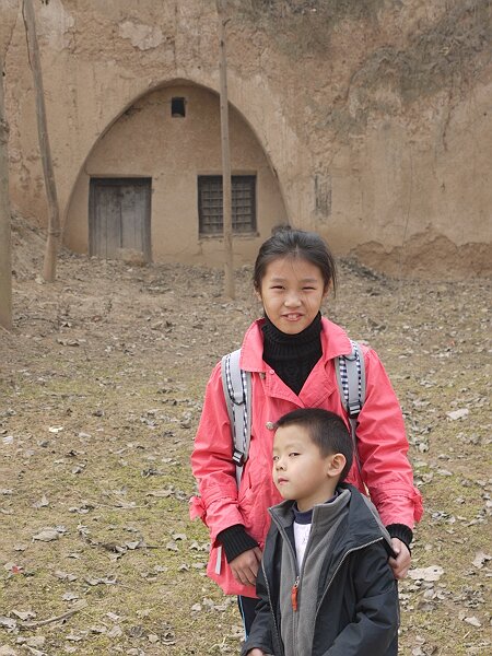 窑洞
茂陵村里，西侧是一排窑洞，估计以前村里的人都住在窑洞里，后来都搬出来住进了砖房。
