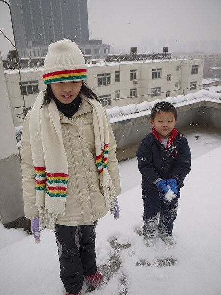 终于下雪了
从入秋开始似乎就没怎么下雨，今天下了这个冬天的第一场雪。楼下的地面没存住多少雪，楼顶上好多了。
