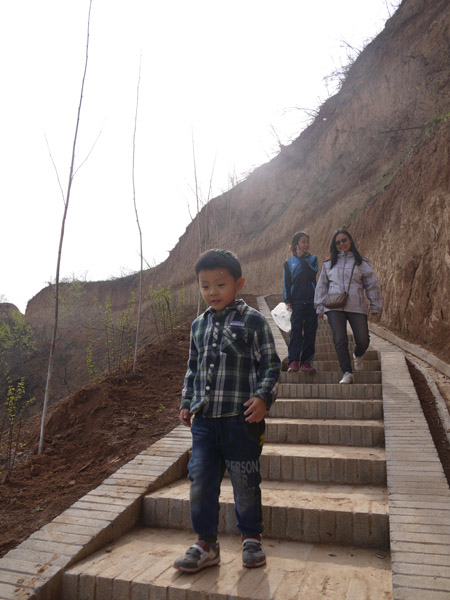 悬崖峭壁
步道的这一段比较险要，公路在头上，河在脚下很深的地方。
