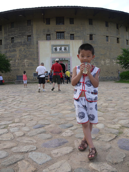 福建土楼
以前以为土楼是农民聚集而修建的，其实修建这一个土楼在当时要话费数十万大洋。
