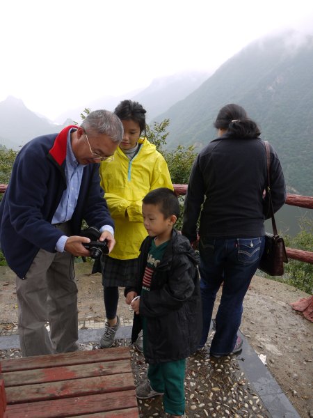 国庆出游
很早就计划国庆去佛坪，30日晚上突然开始下雨了。映辰怀着激动的心情很早就起床了，听说计划取消了，都要哭了。好在雨渐渐停了，大家决定冒险去佛坪。开车顺着108国道上山，天气逐渐转好。
